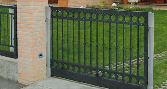 Sliding gate with safety edges